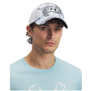 Man wearing a light blue t-shirt and a camouflage-patterned cap on a white background