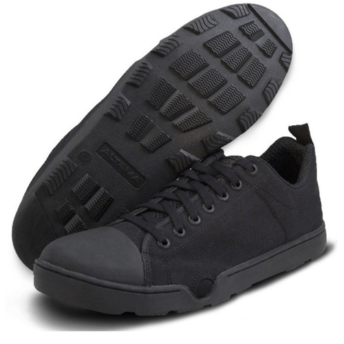 Altama OTB Maritime Assault Low tactical shoes in black, featuring a durable sole and comfortable design for water operations.