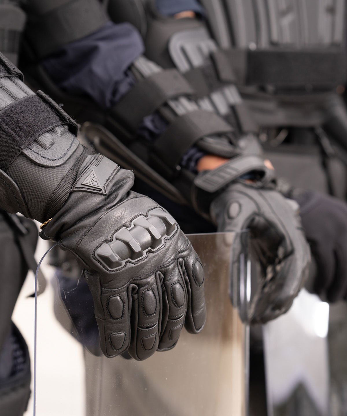 Damascus Phenom 6 PG1 hard knuckle Kevlar riot gloves in black, product view